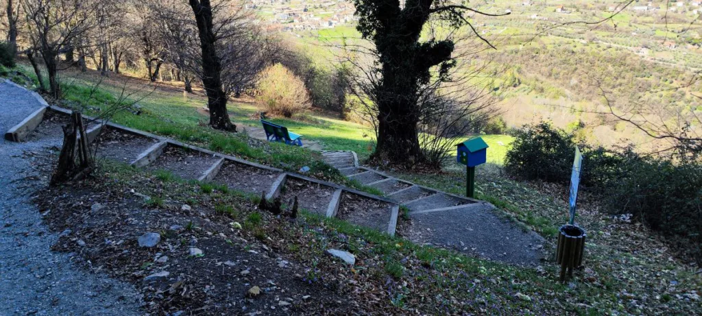 Florians Reise – Mosaik – Sitzplätze mit Weitblick – Auf den Spuren der Pachine Giganti / Big Bench Community Project